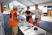 Op 8 augustus konden omwonenden een kijkje nemen bij de archeologische vondsten op de bouwplaats bij de H.L. Wichersstraat. Foto: Jeroen van Kooten