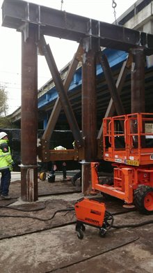 Tijdelijke weg zijkanten brug 1