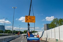 DSC05665 plaatsen verkeersbord tijdelijke weg