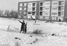 Bert met broer Jan op het slootje voor het huis, kijken richting Van Leeuwenhoekstraat en Paterswoldseweg, febr. '55