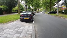 Goeman Borgesiuslaan: Gemarkeerde parkeerstrook en rijbaanversmalling