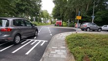 Gewijzigde voorrangssituatie bij de kruising Helperzoom - Goemanborgesiuslaan. Verkeer van en naar de Goeman Borgesiuslaan moet nu voorrang verlenen aan het verkeer dat vanaf de Helperzoom de Saaksumborg op rijdt.