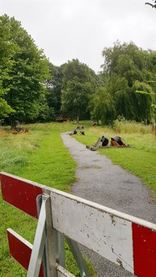 Bij de Julianavijver liggen rollen klaar om de mantelbuizen op uit te leggen voor de gestuurde boring (3 augustus)