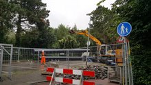 Mantelbuizen worden klaar gelegd voor de gestuurde boring op de parkeerplaats van zwembad De Papiermolen (3 augustus)