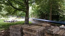 Mantelbuizen liggen klaar voor de gestuurde boring in het park bij de Julianavijver (9 augustus)