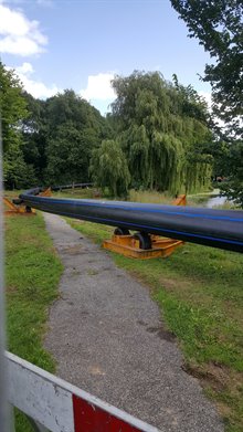 Mantelbuizen liggen klaar voor de gestuurde boring in het park bij de Julianavijver (9 augustus)