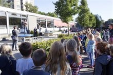 Wethouder Paul de Rook vertelt wat er in de schoolomgeving is veranderd.