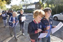 De leerlingen wandelen een rondje door de wijk