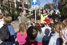 Op de hoek bij de Haydnlaan krijgen de leerlingen uitleg over de Kiss + Ride strook