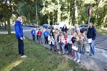 Op de hoek van de Beethovenlaan krijgen de leerlingen uitleg over de verkeersmaatregelen