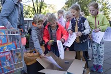 Na de wandeling leveren de leerlingen hun quizformulier in