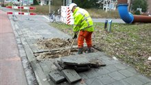 3. Met de schep haalt Willem de bovenste zandlaag weg. Kabels liggen altijd minstens 60cm diep.