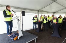 Groninger wethouder Paul de Rook (Verkeer & Vervoer) spreekt de genodigden toe.