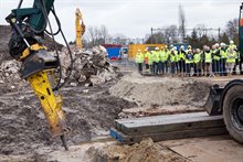 De starthandeling bestaat uit het slopen van de oude kademuur.