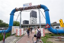 Bij de fietsoversteek tussen de Expositielaan en de Laan van de Vrede