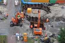 Na het verwijderen van het asfalt kon de grond worden afgegraven voor het plaatsen van de rioleringsbuizen.