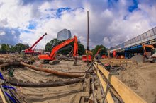 Terugstorten van grond over de kabelkoker en het moerriool