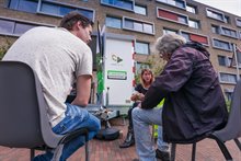 Bezoekers bij de informatiekeet aan de Verlengde Lodewijkstraat