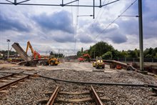 Terugplaatsen van spoorballast (de steentjes) bij de Helperzoomtunnel