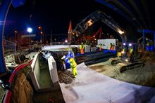 Ballast aanbrengen op het dak van de Esperantotunnel