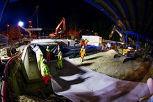 Ballast aanbrengen op het dak van de Esperantotunnel