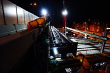 Aan de noordkant van de ringweg wordt het eerste tijdelijke brugdeel geplaatst.