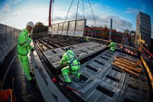 De tijdelijke brug wordt verder opgebouwd.