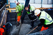 Op de tijdelijke brug wordt beton gestort.