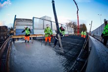 Betonstorten op de tijdelijke brug.