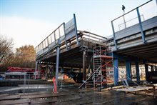 De tijdelijke brug gezien vanaf de Waterloolaan.