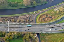 De bomen langs de A28 en het Noord-Willemskanaal ter hoogte van de Brailleweg zijn gekapt.