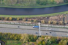 De bomen langs de A28 en het Noord-Willemskanaal ter hoogte van de Brailleweg zijn gekapt.