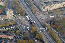 Werkzaamheden rond de Esperantokruising met aan de linkerkant van de zuidelijke ringweg de constructie voor het tijdelijke viaduct over het spoor.