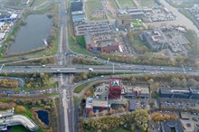 Op het Europaplein zijn een aantal rijstroken afgezet, zodat het verkeer vanuit de binnenstad zonder verkeerslichten kan invoegen op de zuidelijke ringweg richting het Julianaplein. (op de foto in het midden het Europaplein kijkend richting Europapark)