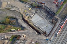 De gestorte werkvloer op de bouwlocatie van de Helperzoomtunnel. Op deze plek bouwen we de tunnel zodat we die later onder het spoor kunnen schuiven.