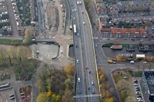 Het Oude Winschoterdiep is de komende weken gedempt, zodat we het riool kunnen verleggen. (op de foto links van de zuidelijke ringweg)