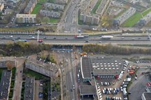 Bij de oprit vanaf de Paterswoldseweg de zuidelijke ringweg op, worden de laatste werkzaamheden uitgevoerd voor het verleggen van het riool. (op de foto zie je in het midden de Paterswoldseweg, kijkend richting Corpus den Hoorn)