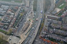 In de H.L. Wichersstraat voeren we werkzaamheden uit voor het verleggen van het riool. (op de foto links van de zuidelijke ringweg)