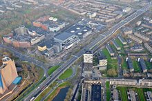 In de Laan van de Vrede zijn de bomen langs de zuidelijke ringweg gekapt. (op de foto rechts van de zuidelijke ringweg)