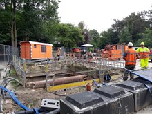 Bouwkuip voor boring bij Openluchtbad De Papiermolen - foto: Nancy Nonkes (juli 2017)