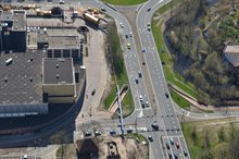 Boven de bouwkuipen voor de boringen rond het Vrijheidsplein en over de weg het tijdelijke bovengrondse riool.