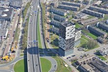 Links de bouwkuipen voor de boringen in de Expositielaan, rechts de rioleringswerkzaamheden in de Laan van de Vrede.