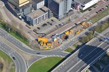 De bouwkuip voor de boring op de hoek van de Expositielaan en het Vrijheidsplein.