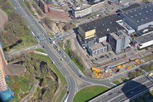 Rechts de bouwkuip voor de boring op de hoek van de Expositielaan en het Vrijheidsplein. Boven de expositielaan wordt ook een de bouwkuip gemaakt voor een boring.