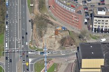 De bouwkuip in aanleg boven de Leonard Springerlaan voor een boring.