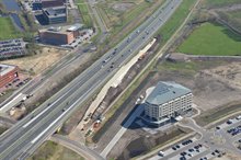 Het aanbrengen van grond langs de zuidelijke ringweg voor de bus op- en afrit Hoogkerk.