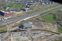 Het aanbrengen van grond langs de zuidelijke ringweg voor de bus op- en afrit Hoogkerk.