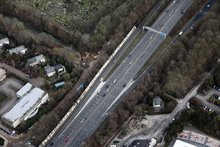 Links het aanleggen van een duiker bij de Dinkelvijver. Rechts op de parkeerplaats van zwembad De Papiermolen de afgesloten bouwkuip voor een boring onder de zuidelijke ringweg door.