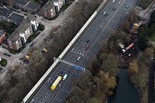 Links de rioleringswerkzaamheden in de Maaslaan. Rechts de bouwkuip naast de Julianavijver voor een boring onder de zuidelijke ringweg door.