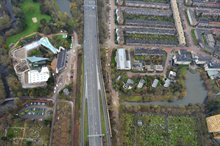 De kabels en leidingen in het fietspad tussen de Hereweg en Maaslaan worden aan elkaar gekoppeld.